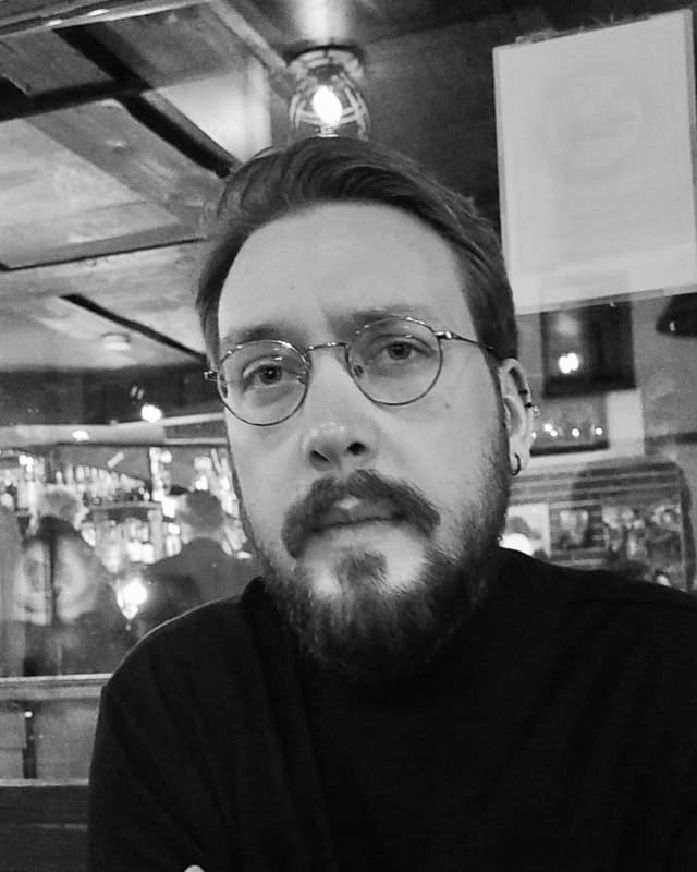 Ickefiktiv bild av födelsedagsbarn